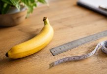 Iki kiek metų auga varpa ir kada augimas visiškai sustoja Iki kiek metų auga varpa, bananas šalia metalinės liniuotės ir matavimo juostos ant medinio stalo