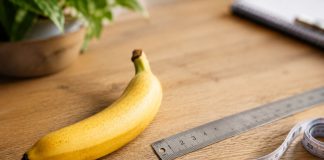 Iki kiek metų auga varpa ir kada augimas visiškai sustoja Iki kiek metų auga varpa, bananas šalia metalinės liniuotės ir matavimo juostos ant medinio stalo