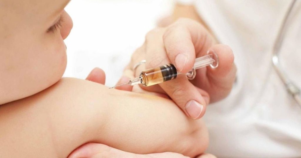 MMR skiepas, kūdikiui leidžiama vakcina į petį
