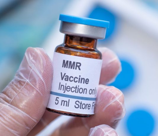 MMR skiepas ir autizmas, kaip gimė ir žlugo garsiausias mitas MMR skiepas, kūdikiui leidžiama vakcina į petį